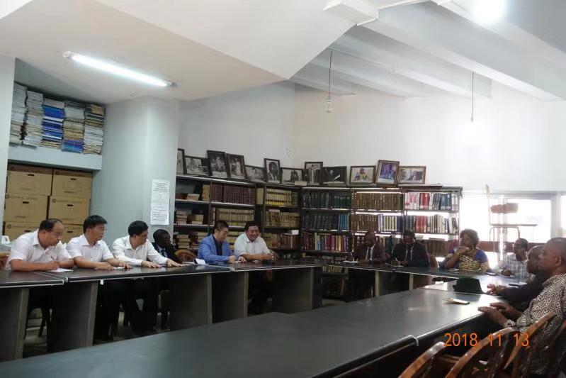 在刚果(金)国立师范大学与校方座谈交流